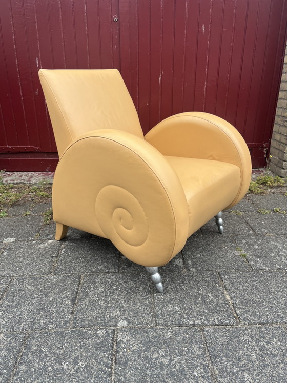 Image 1 of Fauteuil sculptural rare « Escargot » – Cuir jaune – Style Art déco

