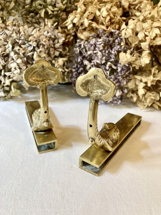 Image 1 of Messing muurbeugels voor een badkamerplank, circa 1950.