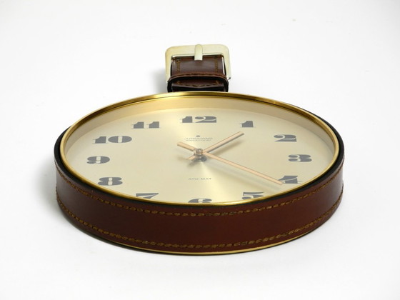 Image 1 of Orologio da parete Junghans originale degli anni '60 in ottone con cinturino in vera pelle.