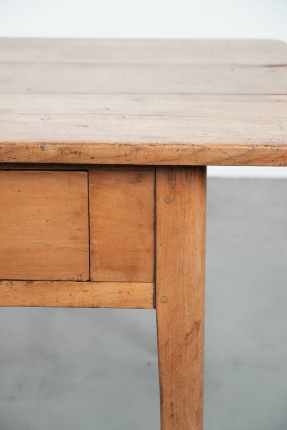 Image 1 of Antieke Franse salontafel gemaakt van vruchtenbomenhout uitgevoerd met twee lades