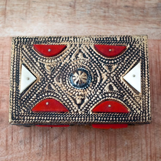 Image 1 of Boîte d'art populaire marocain aux tons or, rouge et blanc