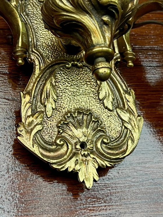 Een paar wandlampen in Lodewijk XV-stijl. Massief verguld brons. – Bronze (photo 9 of 10)