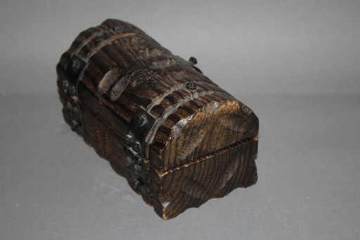 Scatola di legno, portagioie, forziere del tesoro, legno scuro, rettangolare, massiccio, intagliato a mano, vintage