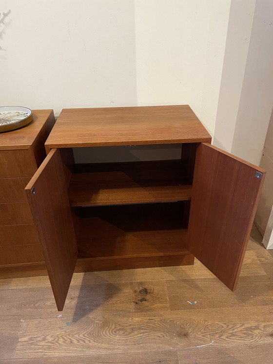 Image 1 of Twee vintage kastjes eikenfineer uit Denemarken vintage ladekast en kastje met deuren 