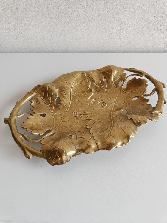 Image 1 of Plateau/centre de table italien de style Hollywood Regency en laiton avec poignées en forme de vigne, années 1970