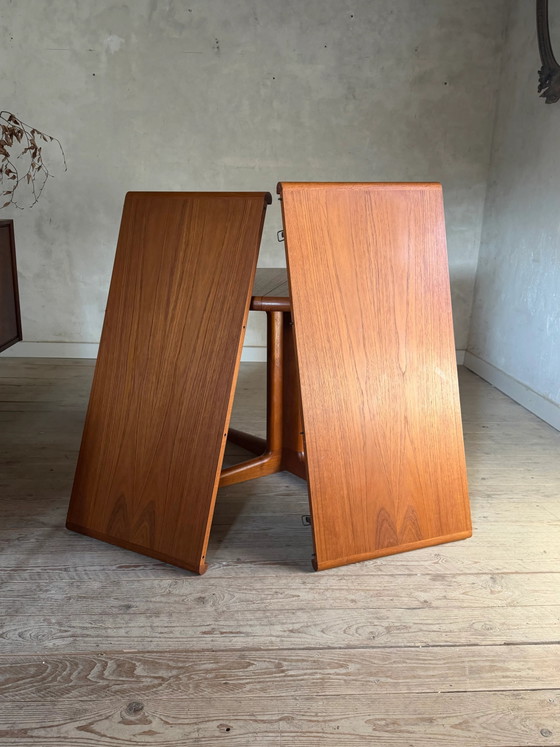 Image 1 of Vintage round Scandinavian teak table with a central star base, extendable.