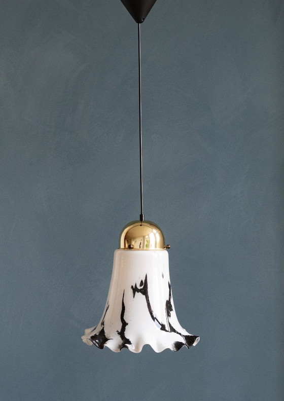 Image 1 of Handgeblazen Peill & Putzler Petunia Hanglamp in wit-zwart Glas met Messing kap