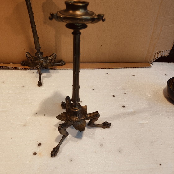 Image 1 of Een paar bronzen kandelaars versierd met 3 voeten en bamboe, periode Napoleon III - 19e eeuw