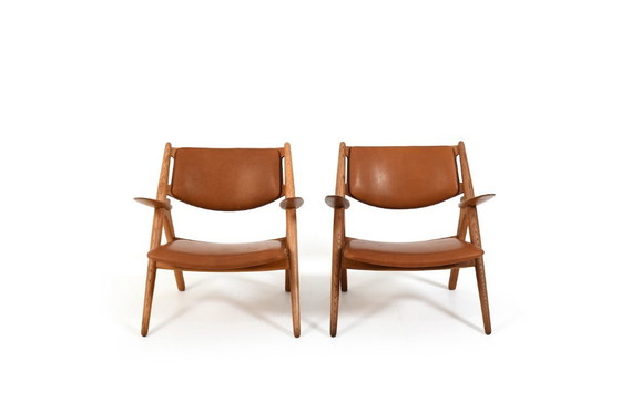 Image 1 of Par de sillones CH-28 de roble de la primera generación, diseñados por Hans J. Wegner.