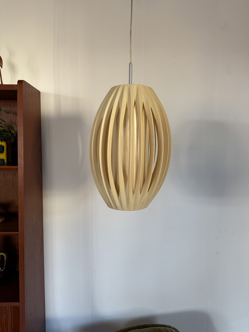Lampada a sospensione vintage danese con stecche di plastica anni '70