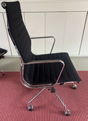 Vitra EA 119 Eames Bureaustoel | Zwart & Chroom met wielen