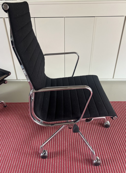 Silla de oficina Vitra EA 119 Eames | Negra y cromada con ruedas