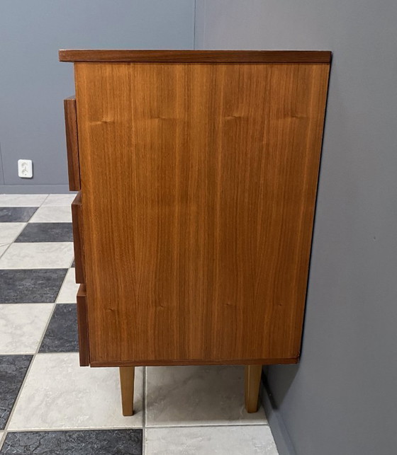 Image 1 of Dressoir uit de jaren 70 met decoratieve lijn boven de deuren.