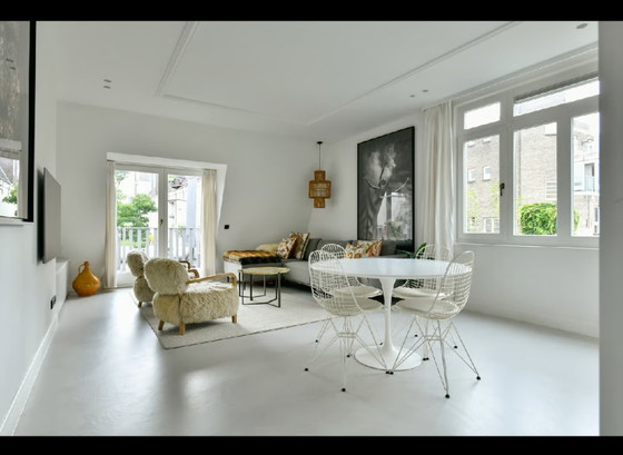 Knoll Tulip table Ø120 (Saarinen) + 4 Eames Wire Chairs, like new, Dining set, Metal, Aluminium, White (photo 8 of 9)