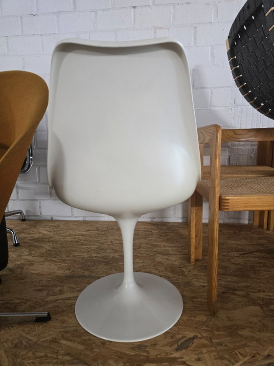 Eero Saarinen Tulip Chair voor Knoll International – Kuipstoelen, Fiberglass (photo 2 of 5)
