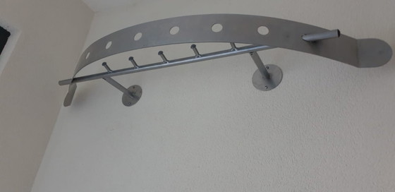 Image 1 of Appendiabiti in metallo di design, come nuovo, con grucce abbinate.