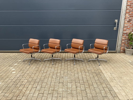 Image 1 of Sedie girevoli Vitra in pelle cognac EA208 Softpad