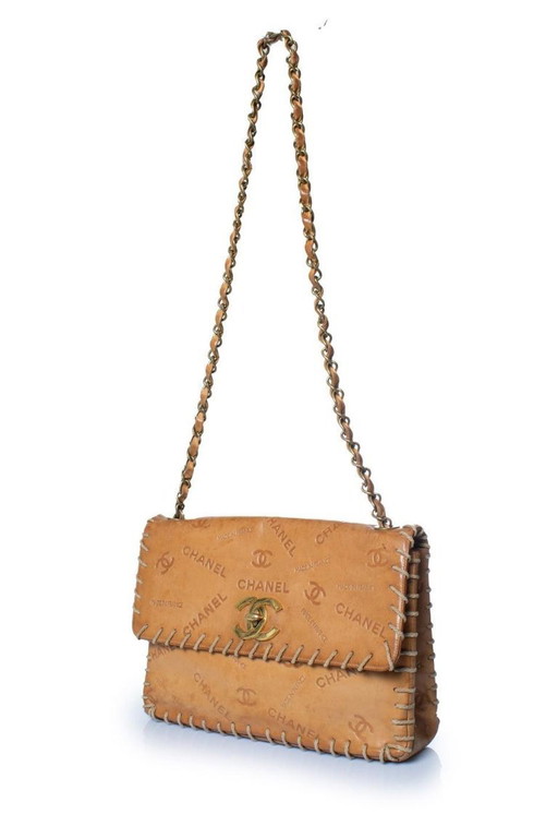 Borsa Chanel XL con patta e catena, in pelle marrone goffrata.
