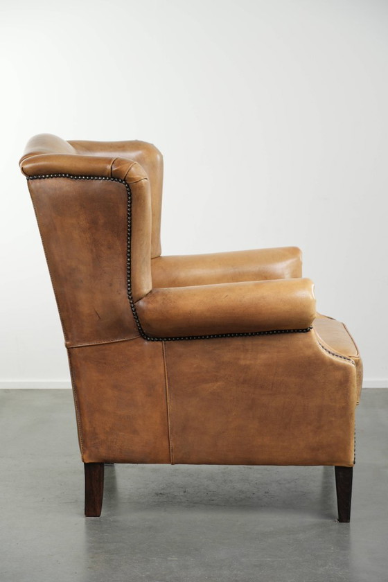 Image 1 of Mooie lichte rundleren oorfauteuil met een tijdloze Engelse uitstraling en een goed zitcomfort