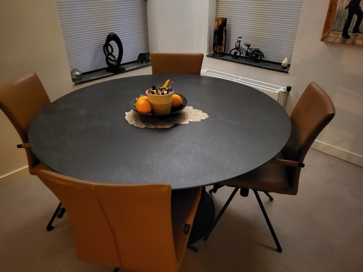 Musterring dining table Napooli round and 4 leather chairs Helmond