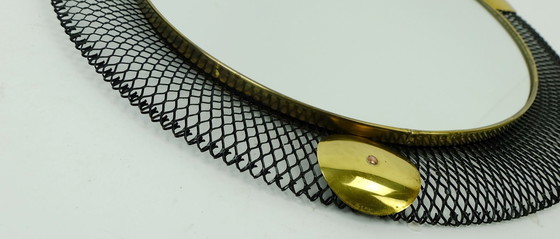 Image 1 of Franse wandspiegel uit de jaren 50 (mid-century stijl) met draadgaasframe en messing accenten.
