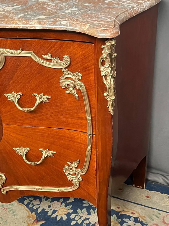 Commode in Lodewijk XV-stijl. Marqueterie, verguld bronzen decoratie. – Ladekasten, Wood (photo 4 of 8)