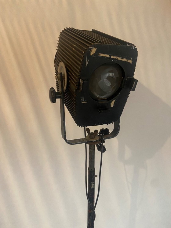 Image 1 of Lampe de studio de cinéma ou de théâtre vintage de style industriel avec pied en métal de chez ADB