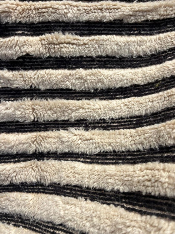 Image 1 of Tapis berbère marocain en laine noire et blanche 115 x 165 cm