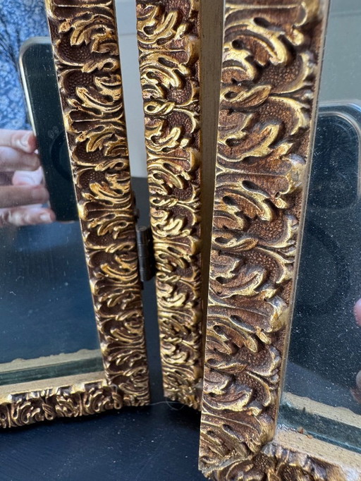 Driedelige Franse spiegel in goudkleurige lijst.