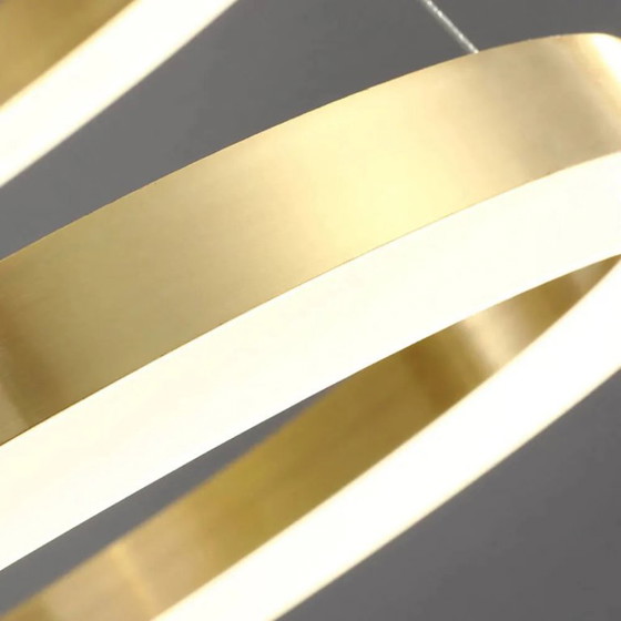 Image 1 of Königlicher Kronleuchter mit 3 goldenen Acrylkreisen