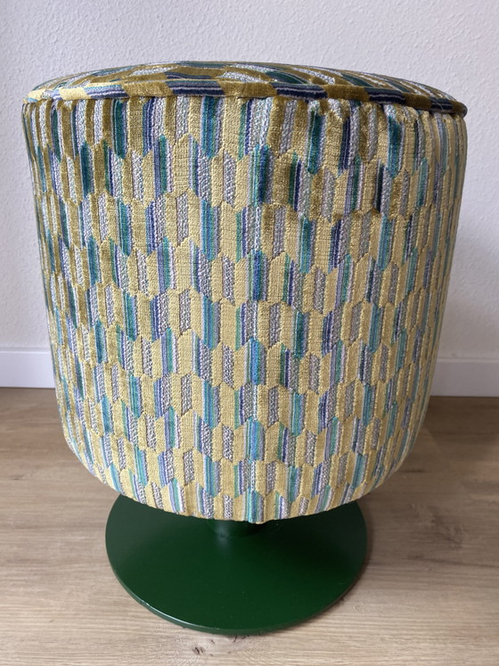 Poggiapiedi di Design McDonald's Upcycled Unico, Rivestito su Base in Acciaio – Handmade, Poggiapiedi e pouf (photo 5 of 10)
