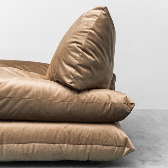 Image 1 of  COPPIA DI POLTRONE LOUNGE VINTAGE IN VELLUTO BEIGE ANNI ’70 MODERNARIATO