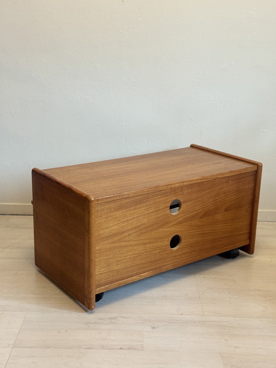 Image 1 of Tavolino laterale vintage danese in teak per mobili audio/TV