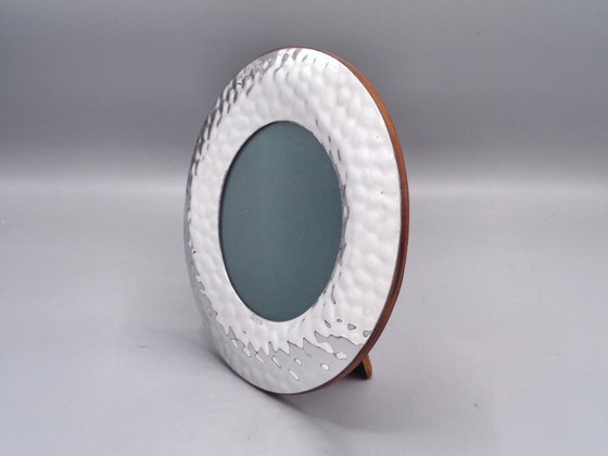 Image 1 of Handgemaakt en gehamerd fotolijstje van verzilverd metaal, 10 cm diameter.