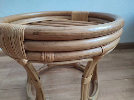 Image 1 of Taburete de ratán y bambú, mesa auxiliar, mesa pequeña
