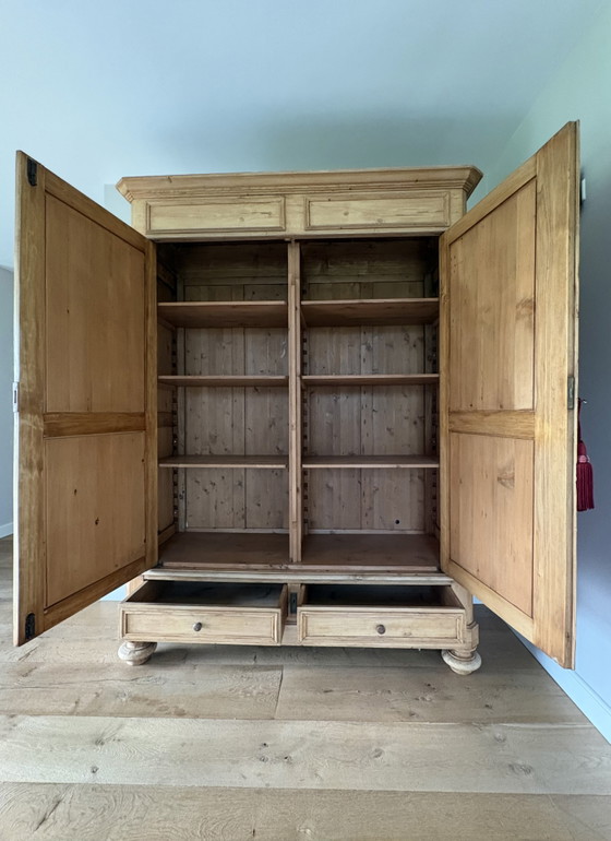 Image 1 of Prachtige, grote en stijlvolle grenen houten kast. 