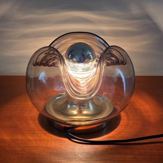 Image 1 of Vintage Space Age tafellamp – Peill & Putzler “Wave” / “Futura” – 1970s Duitsland – Rookglas en Metaal – Ø 22 cm. Space Age