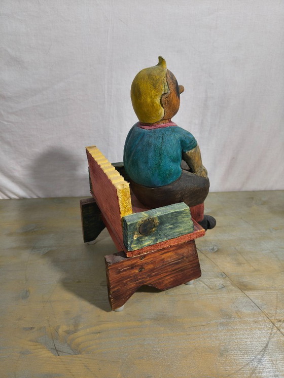 Image 1 of Kuifje op een houten bankje 