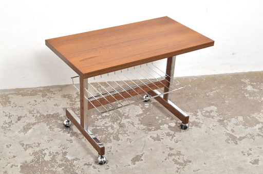 Mueble de lectura vintage con ruedas