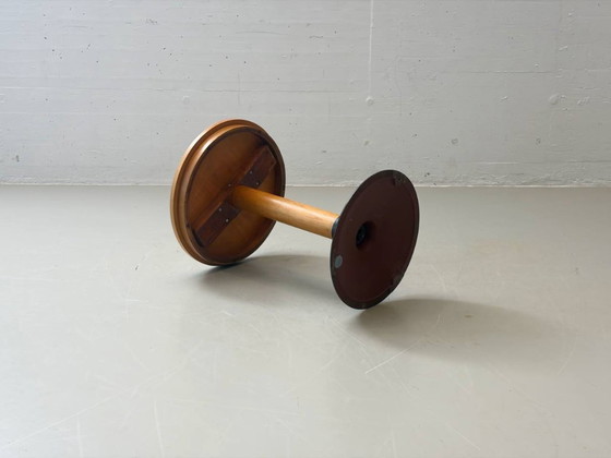 Image 1 of Ronde bijzettafel met gietijzeren voet, jaren 70
