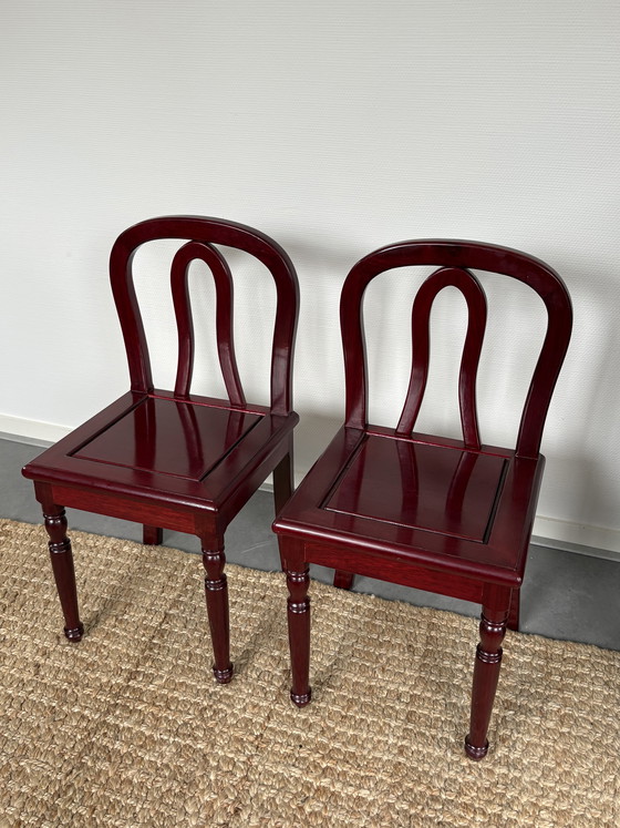 Image 1 of Ensemble vintage/antique de chaises d'enfant chinoises en bois laqué rouge vin, hauteur 72 cm