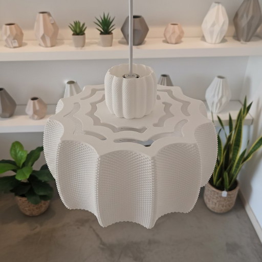 Una graziosa lampada a sospensione che emana una luce calda e accogliente.