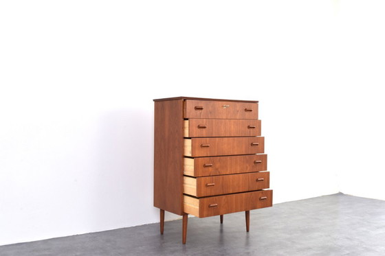 Image 1 of Commode danoise en teck, style milieu du XXe siècle, années 1960.