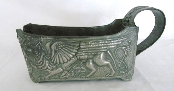 Image 1 of Porte-bouteille vintage français Art Nouveau en étain, motif griffon, berceau de bouteille gothique en relief, centre de table d