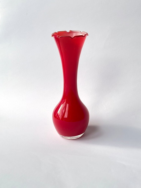 Image 1 of Jarrón rojo con volantes de estilo moderno de mediados de siglo