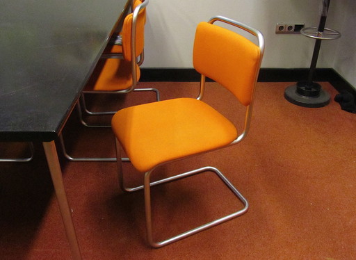 6 chaises Gispen et 1 table Gispen