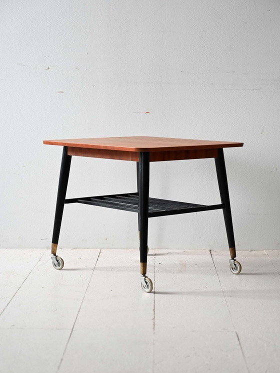 Image 1 of Table basse scandinave vintage en teck à roulettes