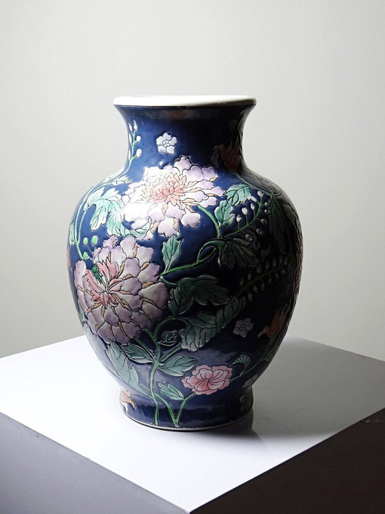 Image 1 of Grote, balustervormige vaas van Chinees porselein met vintage bloemversiering uit de jaren 70-80.