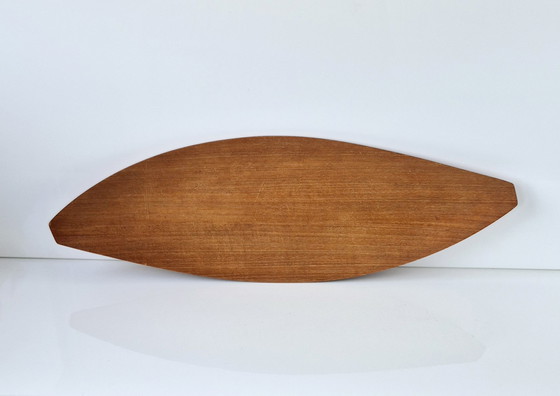 Image 1 of Plateau à sushis en teck, réalisé par Shigemichi Aomine pour le Conseil national des métiers d'art du Japon, vers 1960.