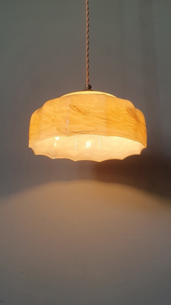 Image 1 of Grande lampada a sospensione vintage in vetro opalino in stile Art Déco.